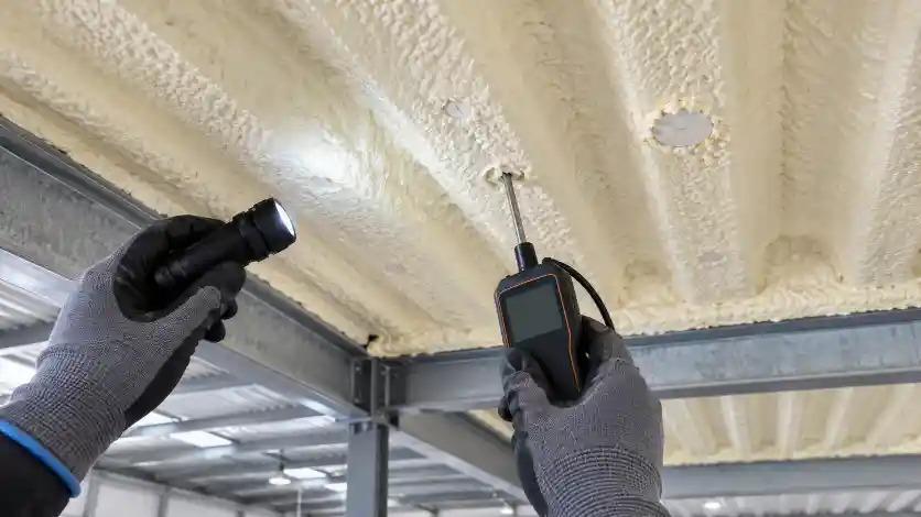 Pemeriksaan kualitas aplikasi polyurethane spray foam pada bagian bawah atap metal